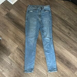 Non ripped light wash American eagle jeans size us 6